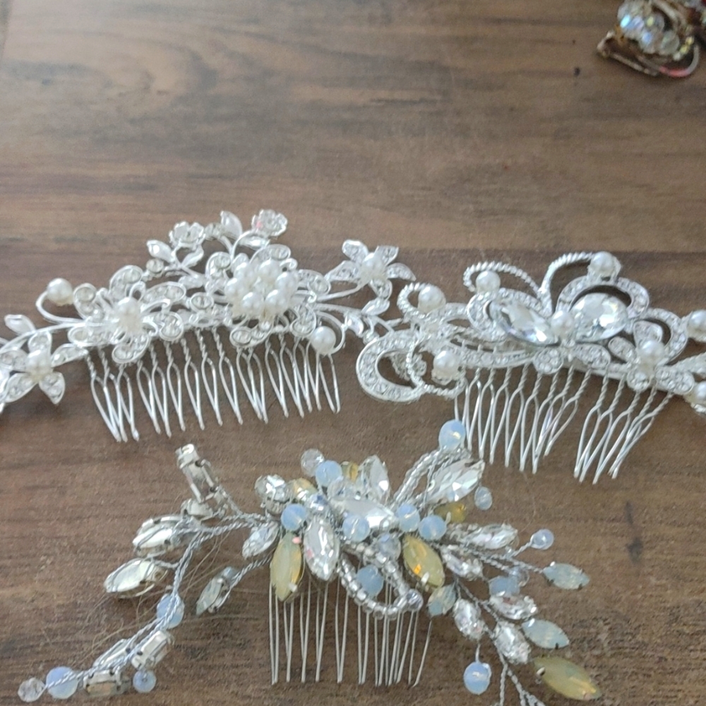 Sold rinestone hair clips